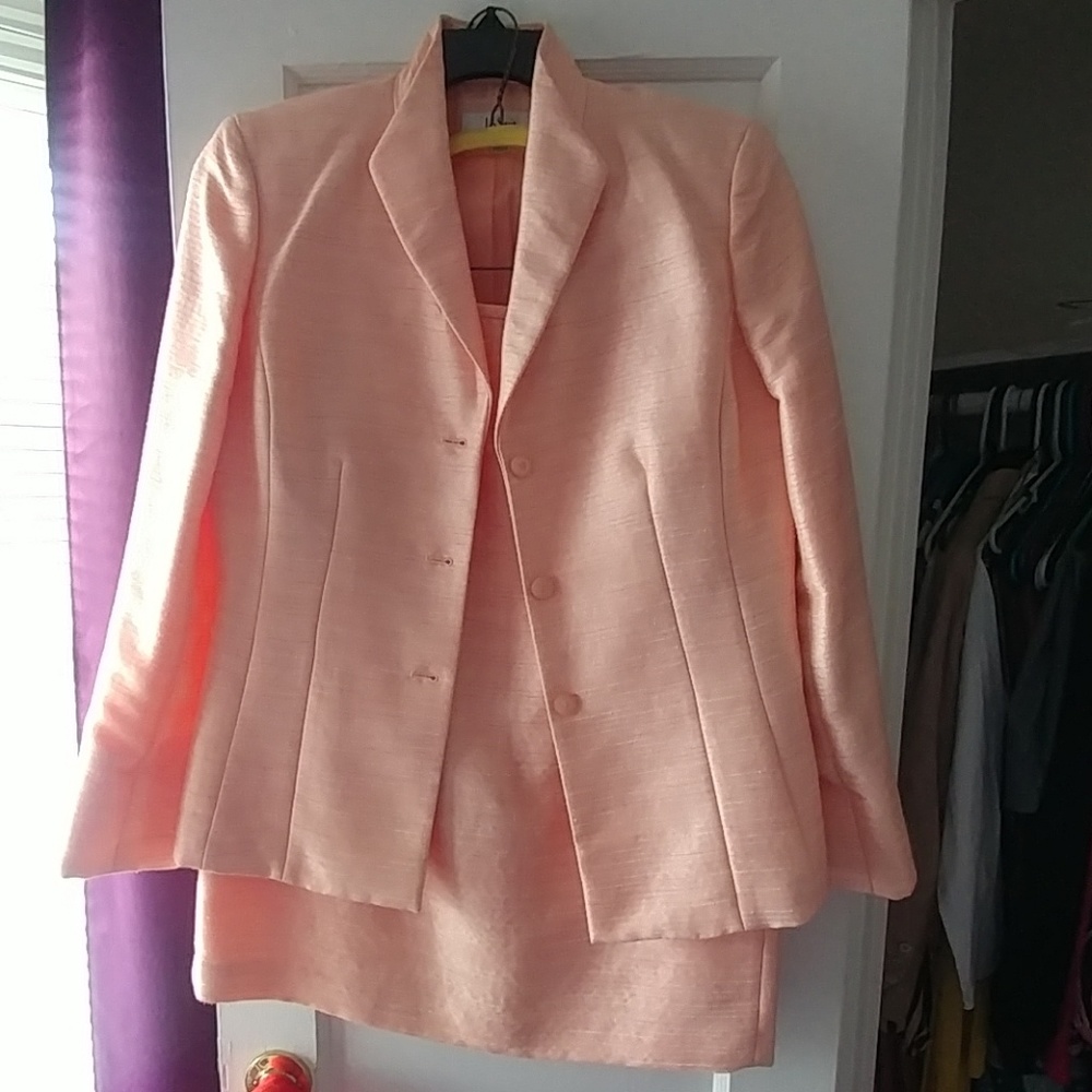 Lovely 2 piece Women's skirt suit